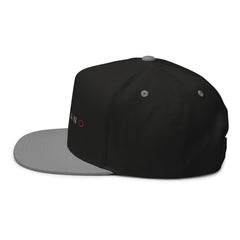 Cappello con visiera piatta