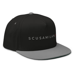 Cappello con visiera piatta