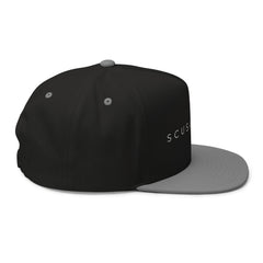 Cappello con visiera piatta
