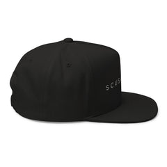 Cappello con visiera piatta
