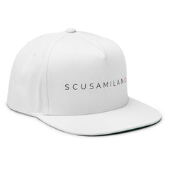 Cappello con visiera piatta